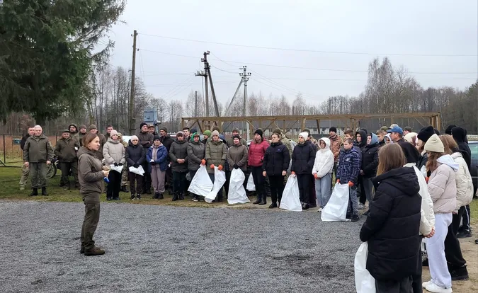 З лісу на Волині вивезли 8 величезних причепів сміття (фото)