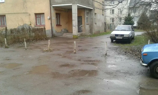 У луцьких дворах знесли обмежувачі руху (фото)