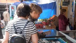 Які ціни на свіжу та морожену рибу на луцьких ринках (відео)