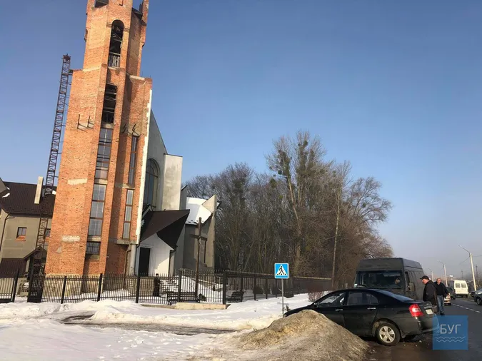 У Нововолинську бус протаранив легкове авто (фото)