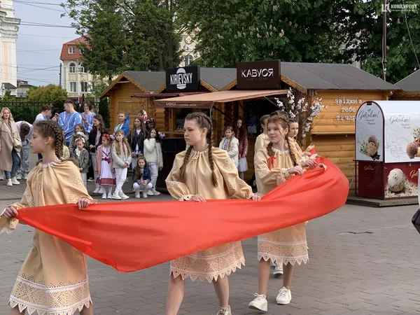 «Нитка Єдності»: у Луцьку пройшов флешмоб до Дня вишиванки (фото)
