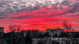 Показали вогняний недільний світанок у Луцьку (фото)