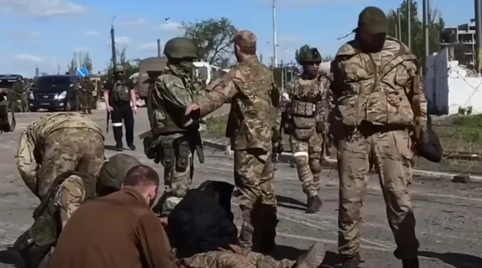 Полонених «азовців» та офіцерів ЗСУ катують з особливою жорстокістю