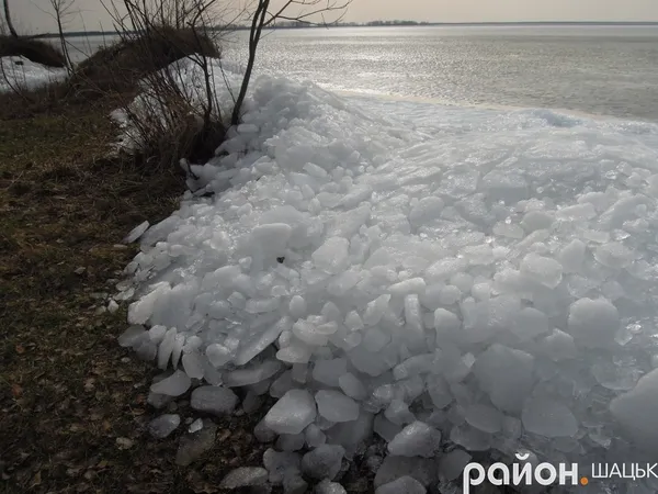 Через буревій на озері Світязь почався льодохід (ФОТО)