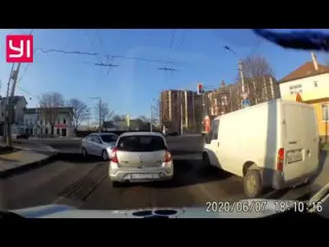 Намагався розвернутись, але не впорався з керуванням: у Луцьку – потрійна ДТП (відео)