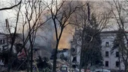 Бомбосховище витримало: у Маріуполі почали розбирати завали зруйнованого драмтеатру