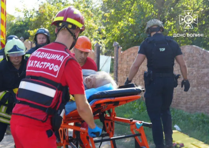Рятувальники показали наслідки ворожого обстрілу на околиці Луцька (фото)