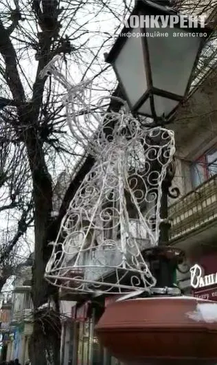 На центральній вулиці Луцька «оселилися» янголи (фото)