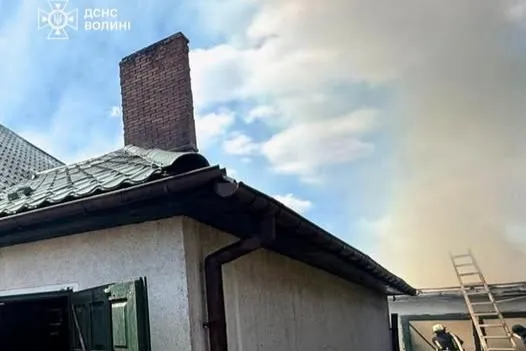 На Волині рятувальники зупинили подвійну пожежу