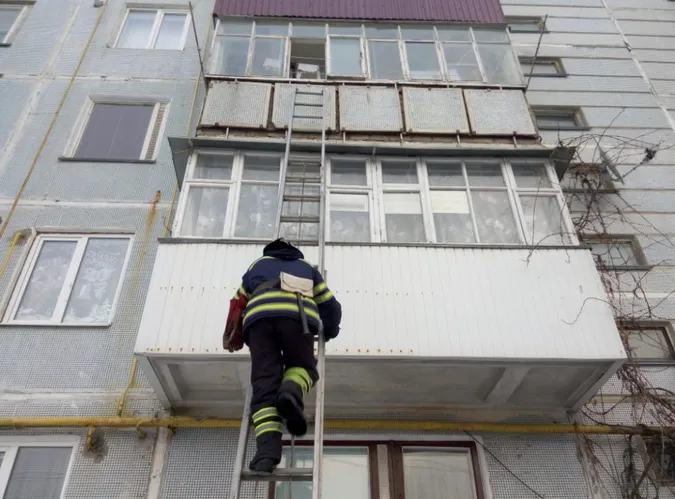 На Волині дитина зачинила маму на балконі: викликали рятувальників