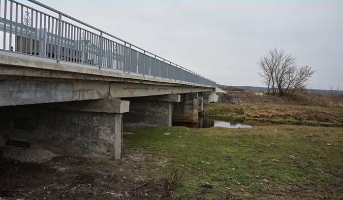 На Волині крадії розбирають щойно відремонтований міст (фото)