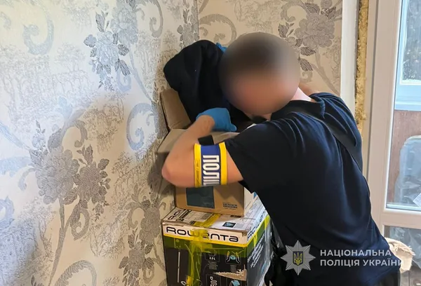 Продавав автомати: волинські поліцейські разом з СБУ викрили торгівця зброєю (фото)