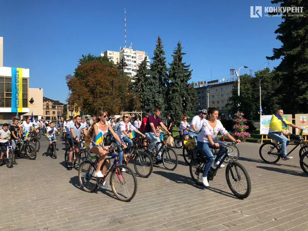 Луцьк святкує активно: на міські вулиці виїхали велосипедисти у вишиванках (ФОТО)
