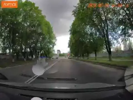 У Луцьку в автомобіля посеред дороги відірвалося колесо (відео)