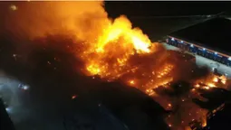 У підмосков'ї спалахнула пожежа: горить склад із папером (відео)