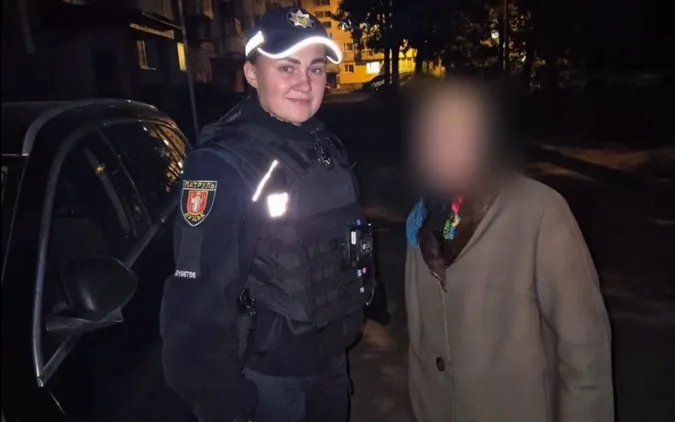 Не пам'ятала, де живе: у Луцьку патрульні допомогли літній жінці повернутися додому