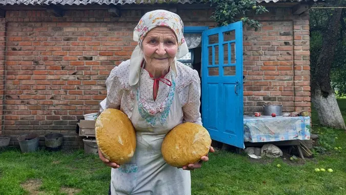 Вже понад 90 буханців: на Волині 82-річна бабуся пече хліб для військових (фото, відео)