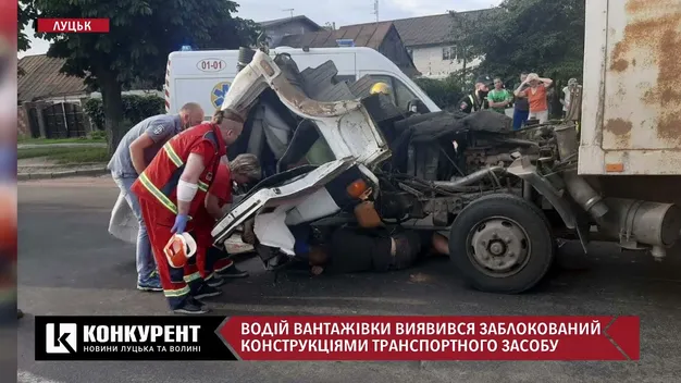 Водія витягали рятувальники: деталі аварії на Володимирській у Луцьку (відео)