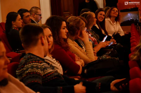 У моноспектаклі «16+» лучанам розповіли, про що мовчать чоловіки (фото)