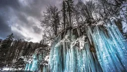 Фотограф показав неймовірні світлини замерзлих водоспадів