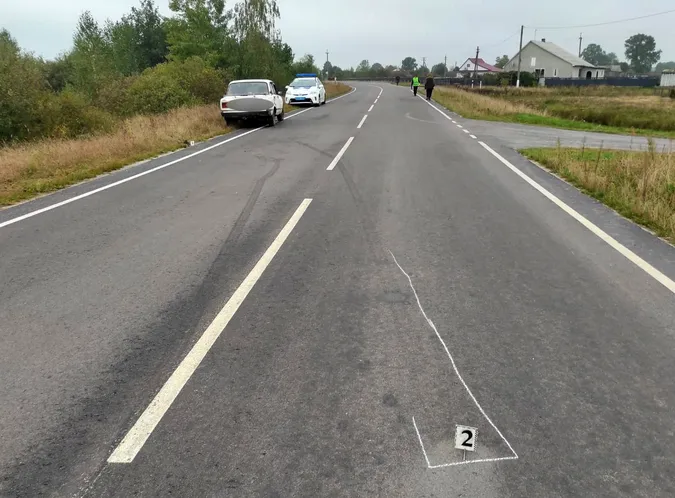 На Волині двоє неповнолітніх в'їхали в «жигулі» (фото)