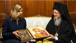 Зеленська подарувала Варфоломію копію Луцького псалтиря