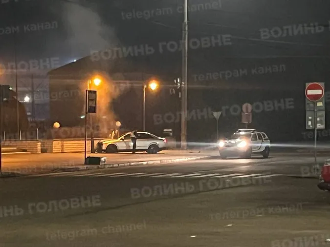 Авто на швидкості влетіло в електроопору під залізничним вокзалом Луцька (фото)