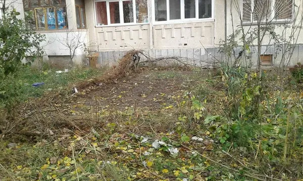 Муніципали зносять паркани у луцьких дворах (фото)