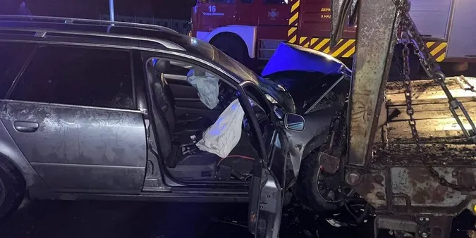 Загинув пасажир: на Волині п'яний на Audi протаранив вантажівку (фото)