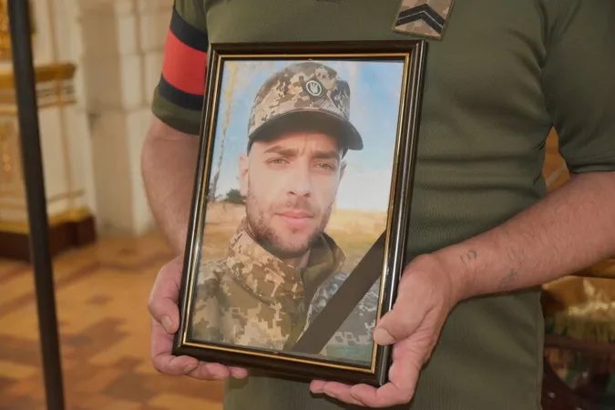 Луцьк на колінах прощався з загиблим Героєм
