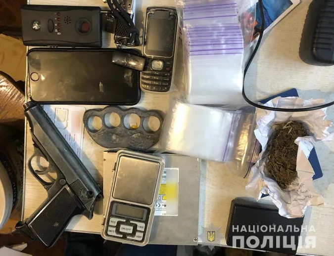 У Луцькому районі злочинці виготовляли й збували великі партії наркотиків (фото, відео)