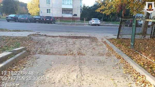 У Луцьку комунальники, ремонтуючи тепломережу, зруйнували дорожнє покриття (фото)