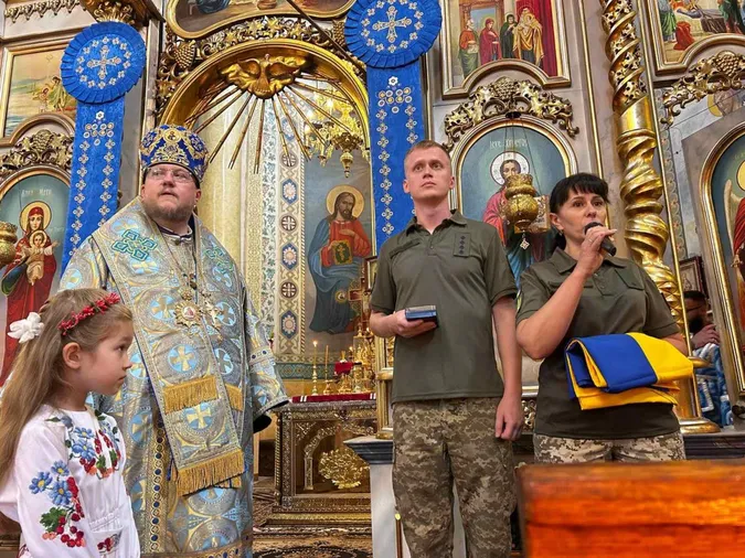 Залужний відзначив волинського священника прапором зі своїм автографом (фото)