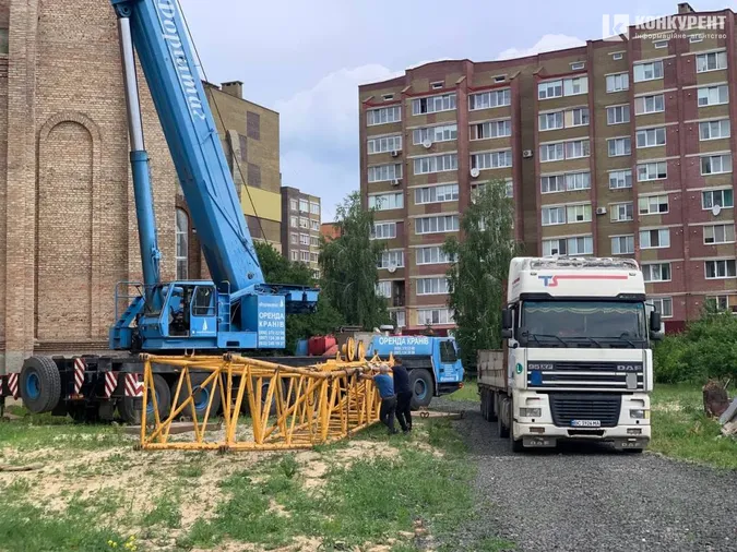 У Луцьку на одній з церков встановили нові хрести (фото)