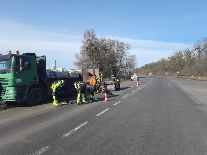 На Волині ремонтують ями на п’яти міжнародних та регіональних трасах (фото)
