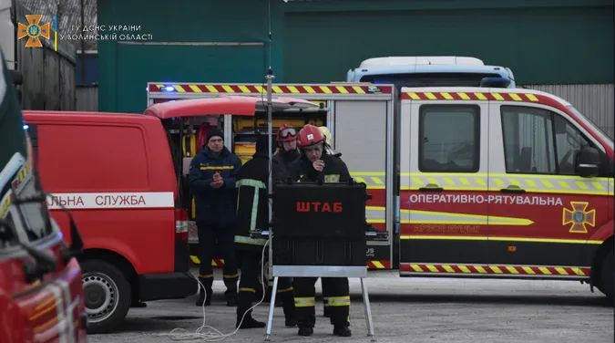 Врятували вантажівку: повідомили подробиці пожежі на СТО в Луцьку (фото, відео)
