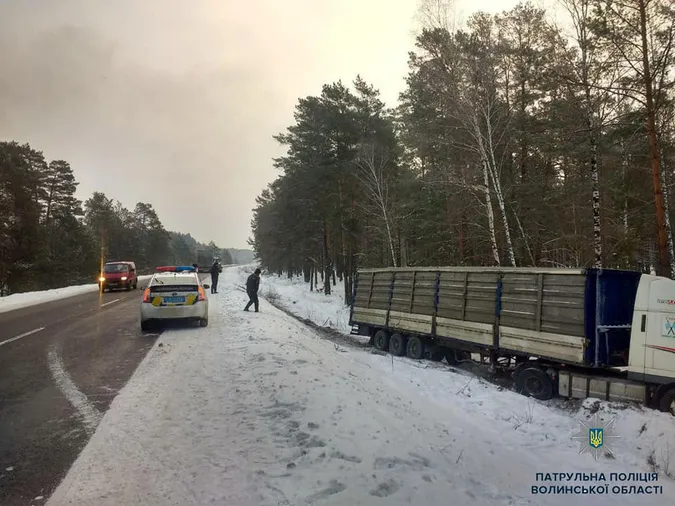 Був на підпитку та злетів у кювет: вантажівка потрапила у аварію дорогою на Ягодин (фото)