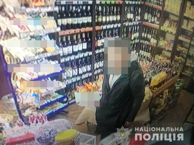 Чоловік зайшов у луцький магазин, взяв коньяк і втік (фотофакт)