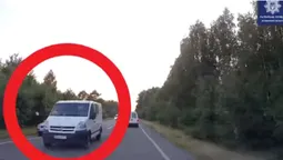 Небезпечний обгін: на Волині бус ледь не протаранив авто патрульних (відео)