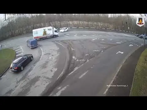 У Луцьку на перехресті вантажівка «знесла» легковик (відео)