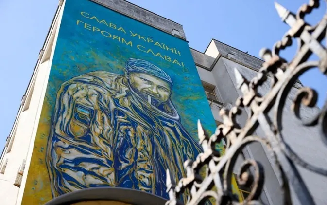 «Слава Україні»: у Києві французький художник створив мурал страченому росіянами військовому (фото)