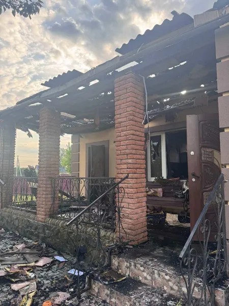На Волині від удару блискавки згорів будинок медика «швидкої» (фото)
