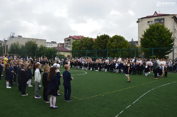 Квіти, вітання та першачки: у луцькій школі №9 пролунав перший дзвоник (фото)