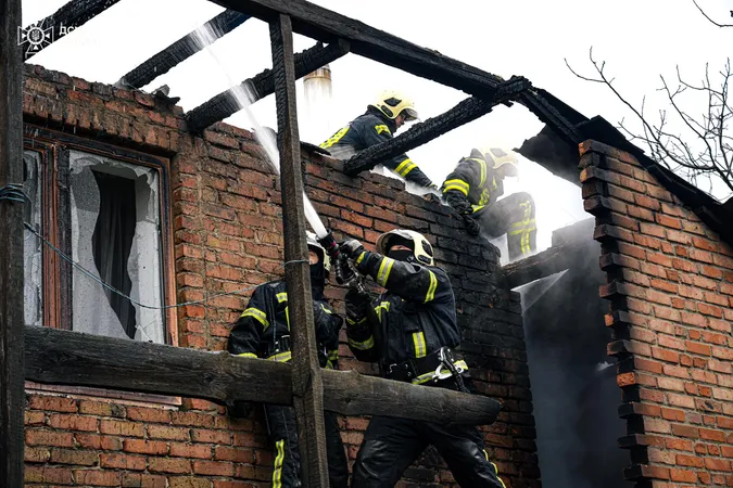 Ранкова пожежа: під Луцьком горів будинок, постраждала жінка (фото)