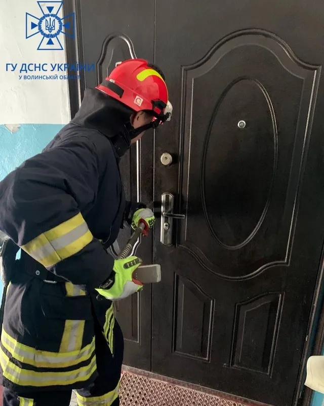 У Володимирі рятувальники визволяли з квартири жінку з інсультом (фото)