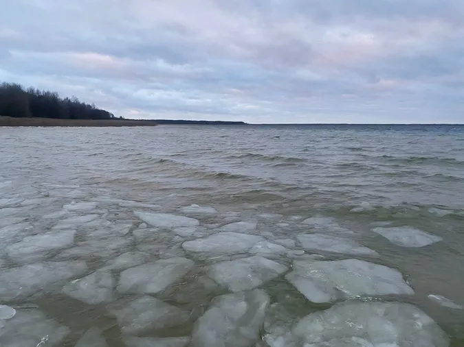 Крижаний берег і таємнича глибина: показали фото зимового Світязю