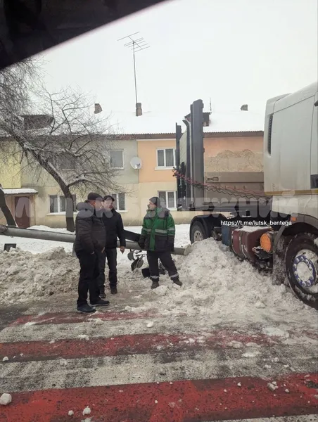 На Дубнівській у Луцьку водій вантажівки зніс світлофор (фото, оновлено)