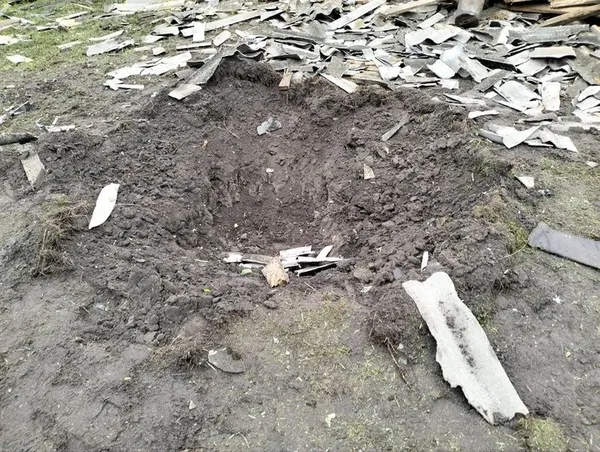 Вирва від російського дрона, яка утворилася на подвір'ї мешканки Ніни Хоміч з села Заріччя