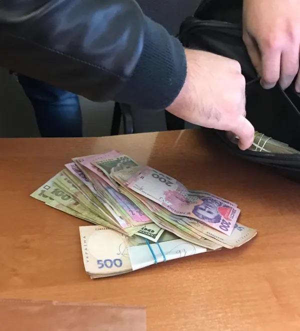 На Волині начальника лабораторії взяли на хабарі за сертифікат на авто (фото)