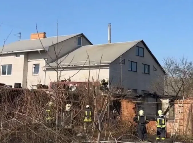 Горів сухостій, вогонь перекинувся на будинок: що відомо про пожежу у Луцьку на Вишкові